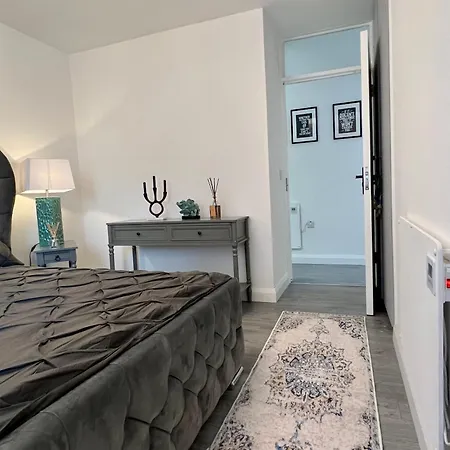 Lovely In Apartment *